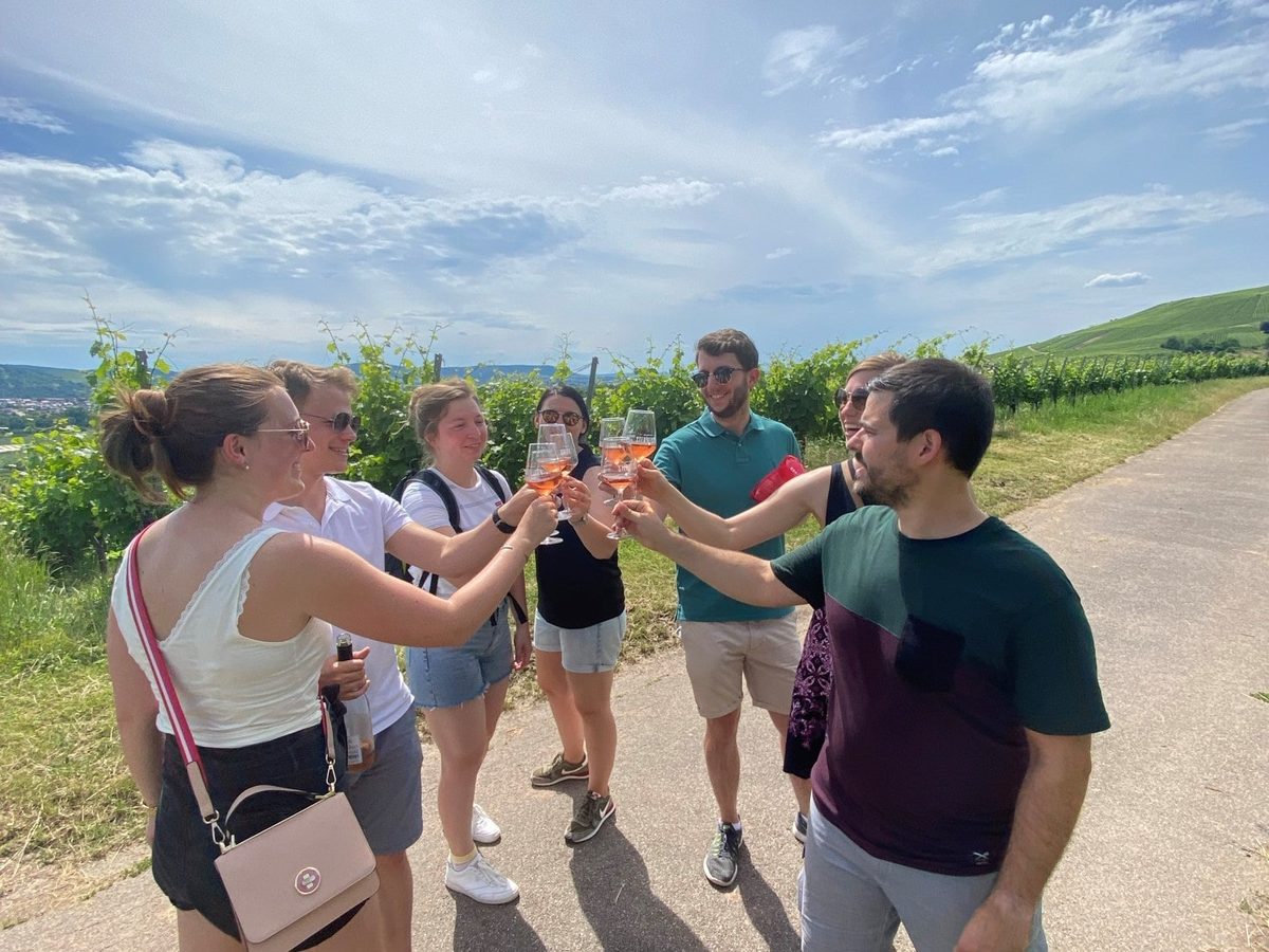 Gruppe bei der Weinprobe in den Weinbergen der Pfalz